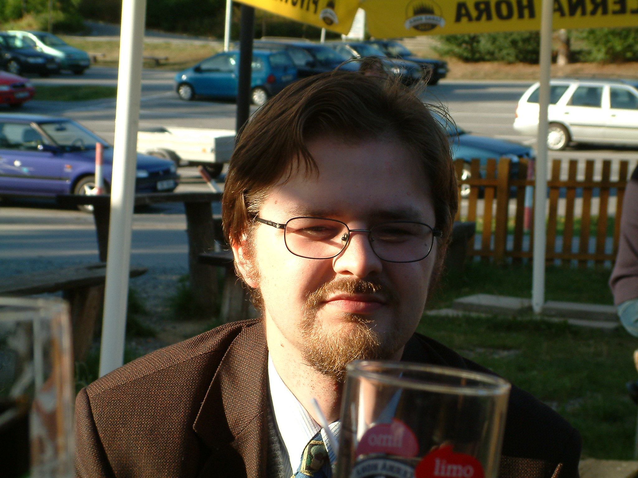 Konferenciér zaslouženě odpočívající.JPG